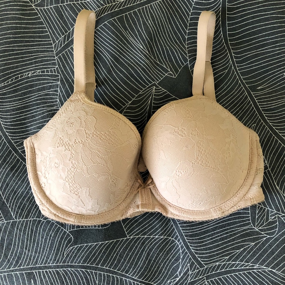 Wacoal 32DD lace bra with memory foam cups